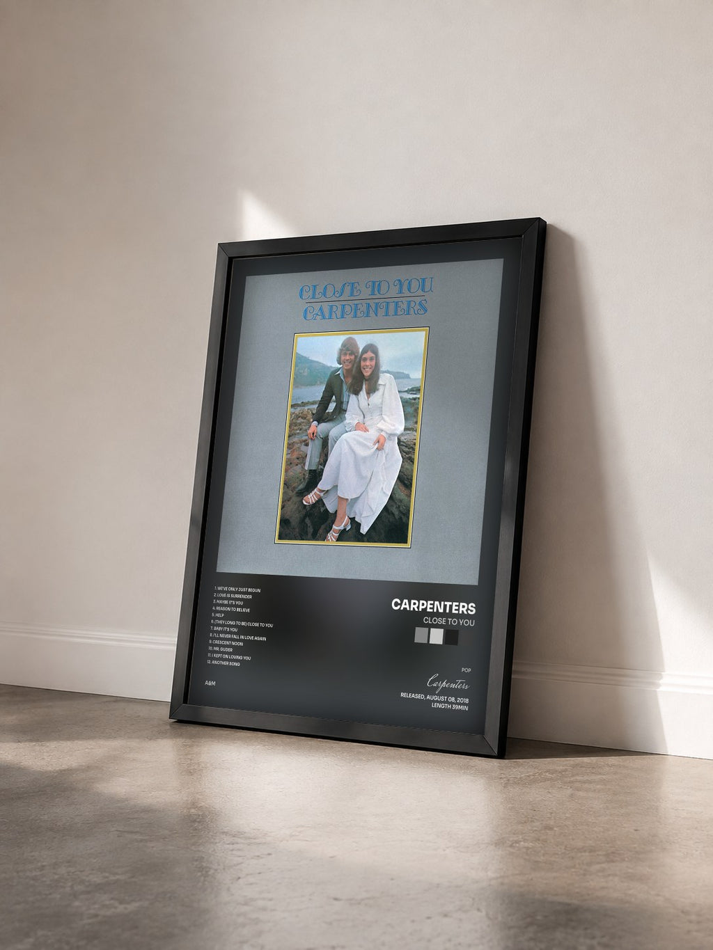 #noir Tableau de l'album Close To You de Carpenters vu de trois quarts, cadre noir