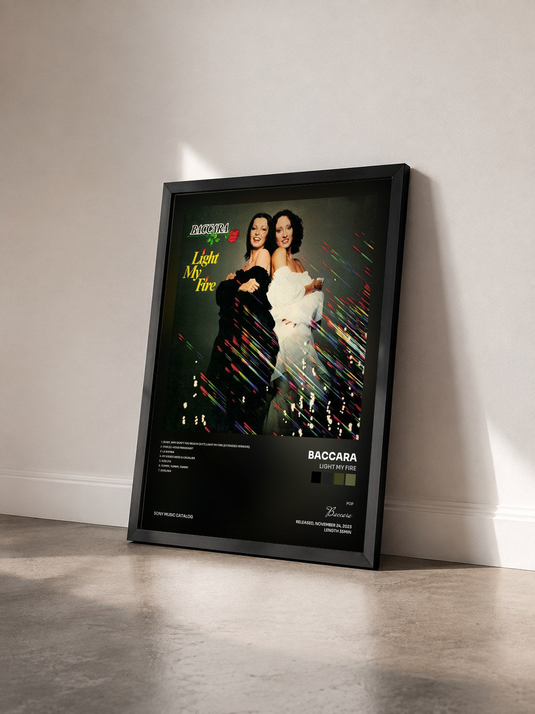 #noir Tableau de l'album Light My Fire de Baccara vu de trois quarts, cadre noir