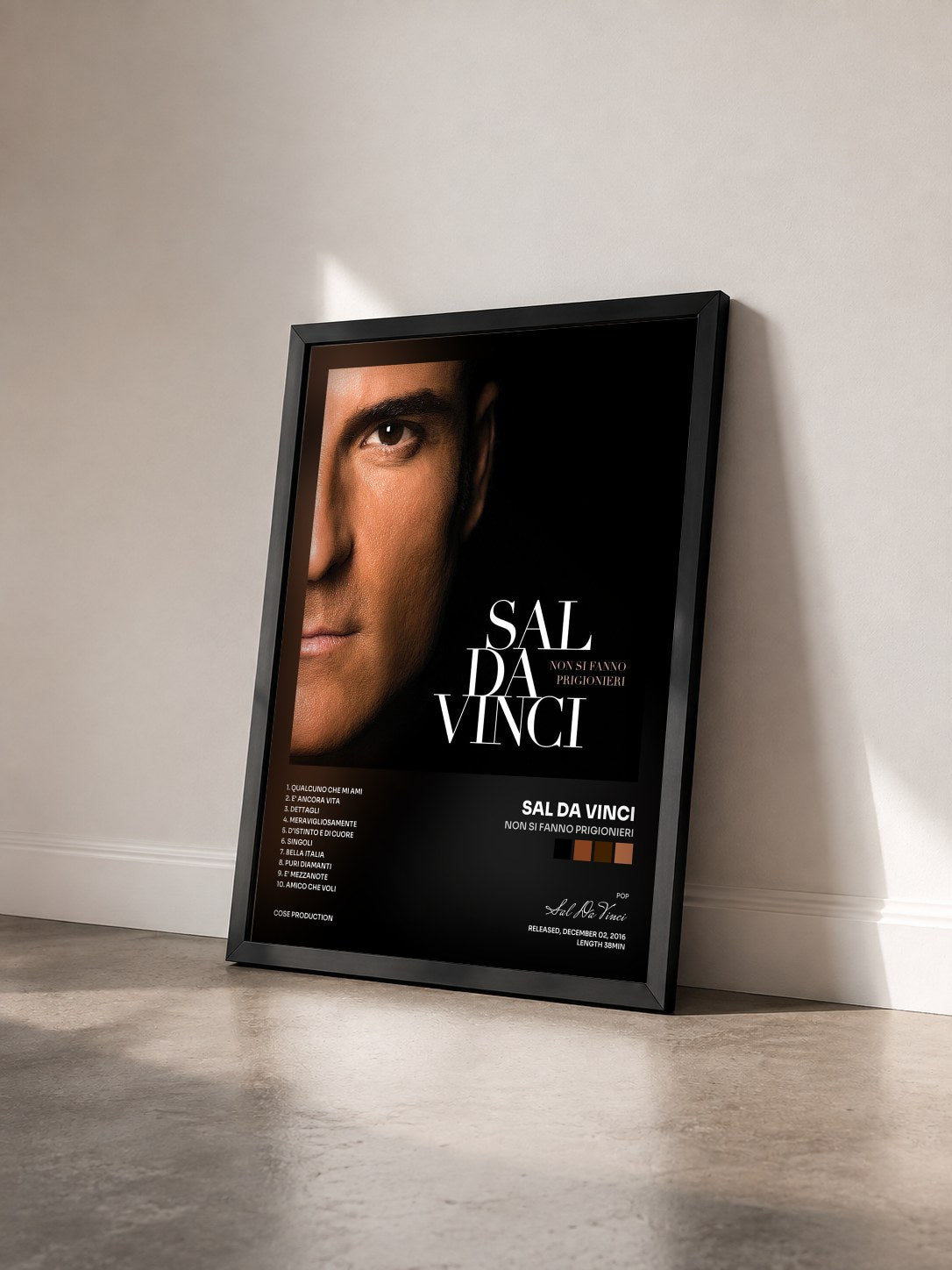 #noir Tableau de l'album Non si fanno prigionieri de Sal Da Vinci vu de trois quarts, cadre noir