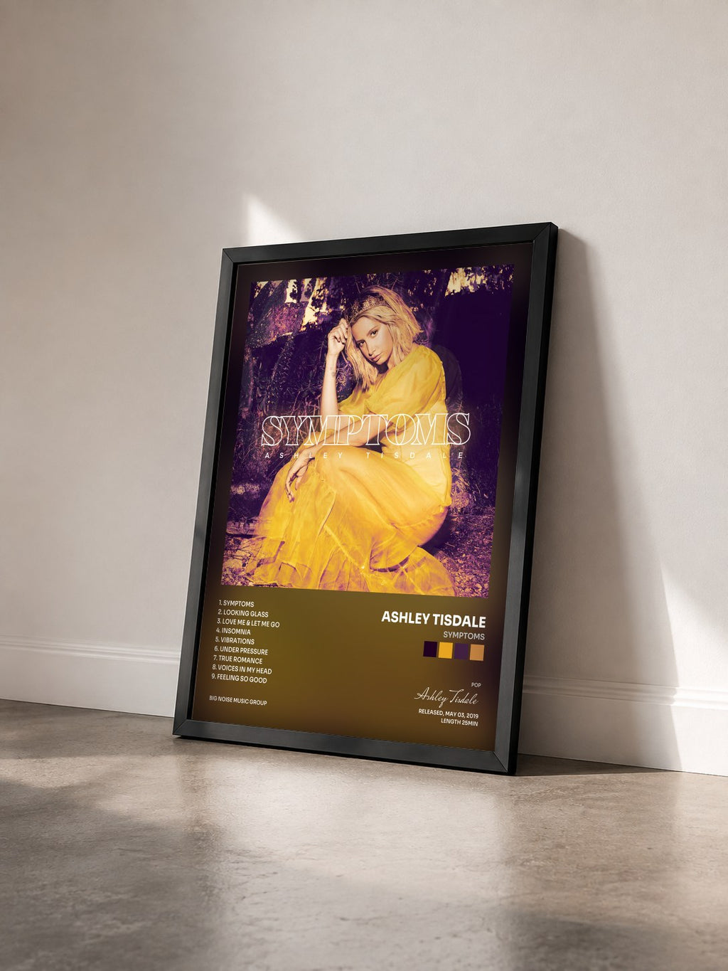 #noir Tableau de l'album Symptoms de Ashley Tisdale vu de trois quarts, cadre noir