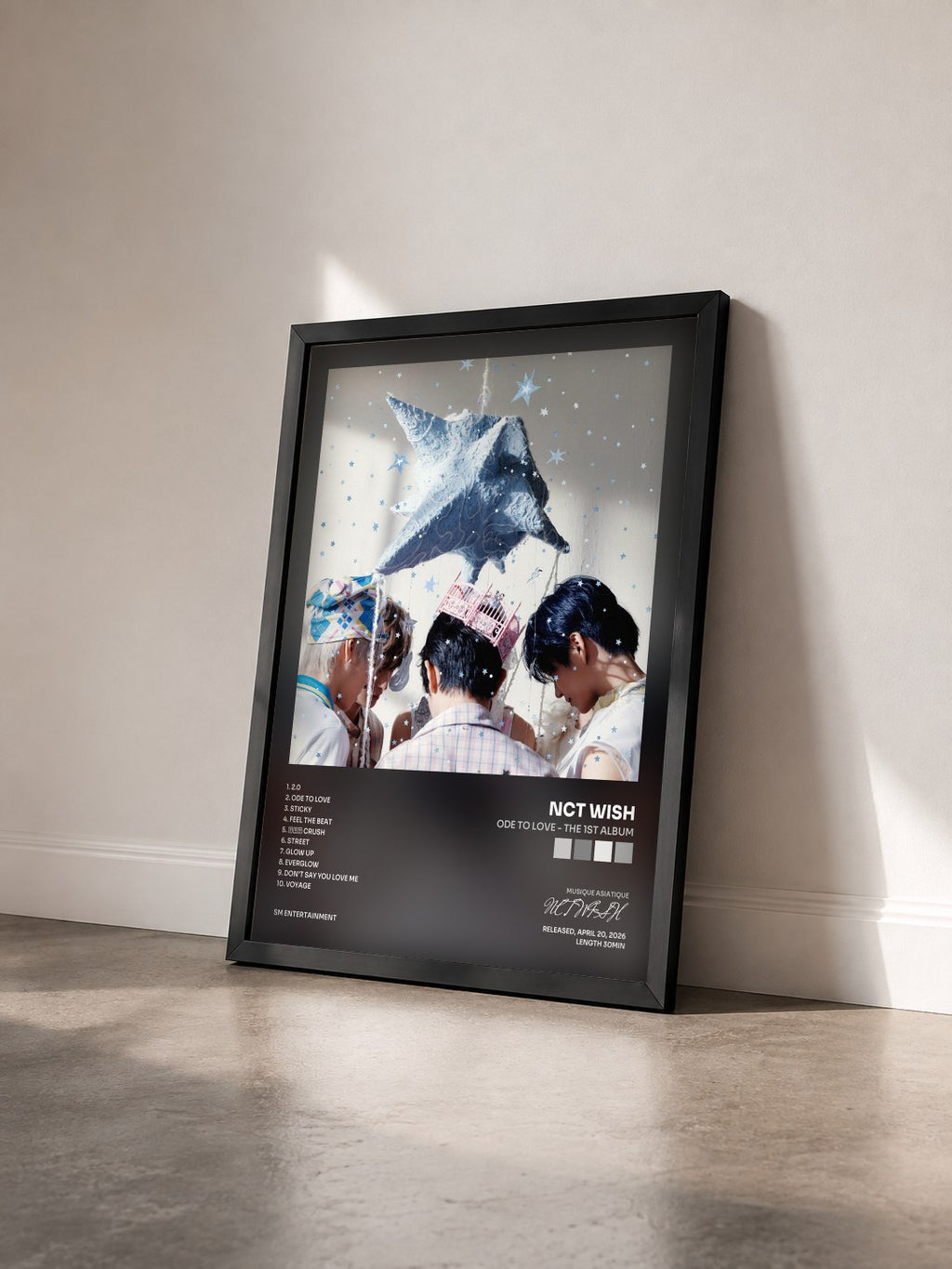 #noir Tableau de l'album Ode to Love - The 1st Album de NCT WISH vu de trois quarts, cadre noir