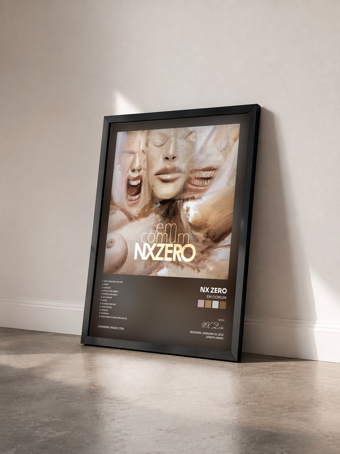 #noir Tableau de l'album Em Comum de NX Zero vu de trois quarts, cadre noir