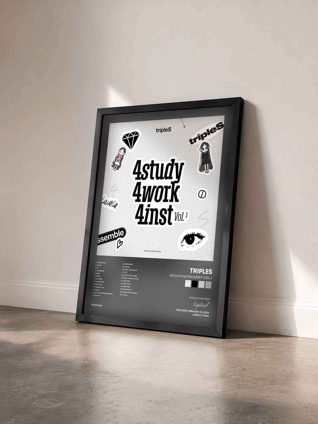 #noir Tableau de l'album 4study4work4inst Vol.1 de tripleS vu de trois quarts, cadre noir