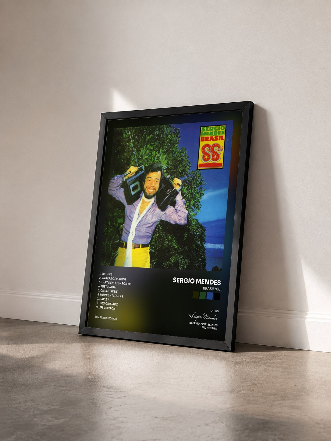 #noir Tableau de l'album Brasil '88 de Sergio Mendes vu de trois quarts, cadre noir