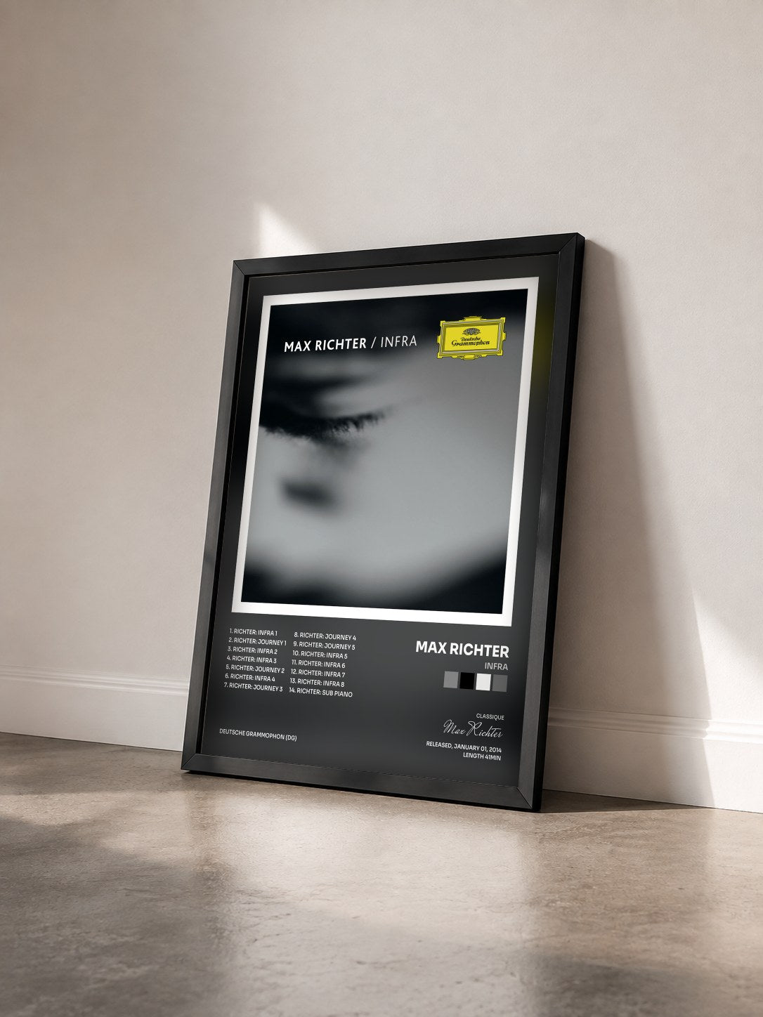 #noir Tableau de l'album Infra de Max Richter vu de trois quarts, cadre noir