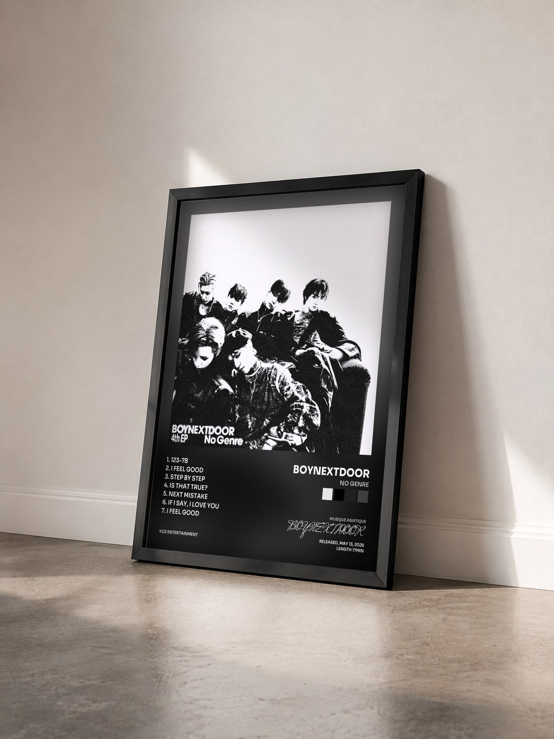 #noir Tableau de l'album No Genre de BOYNEXTDOOR vu de trois quarts, cadre noir