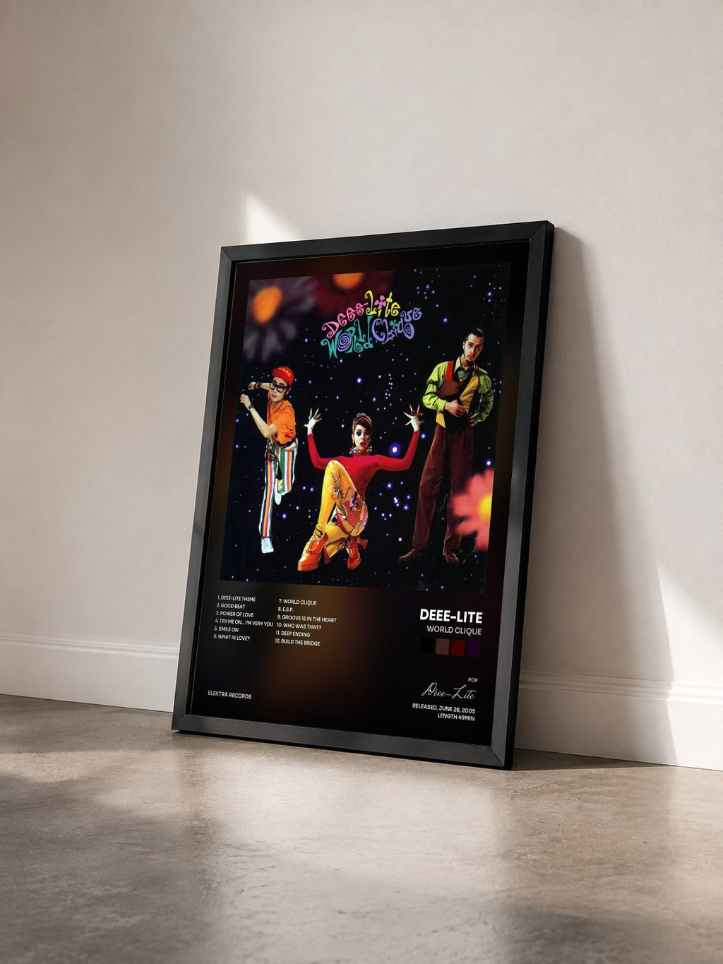 #noir Tableau de l'album World Clique de Deee-Lite vu de trois quarts, cadre noir