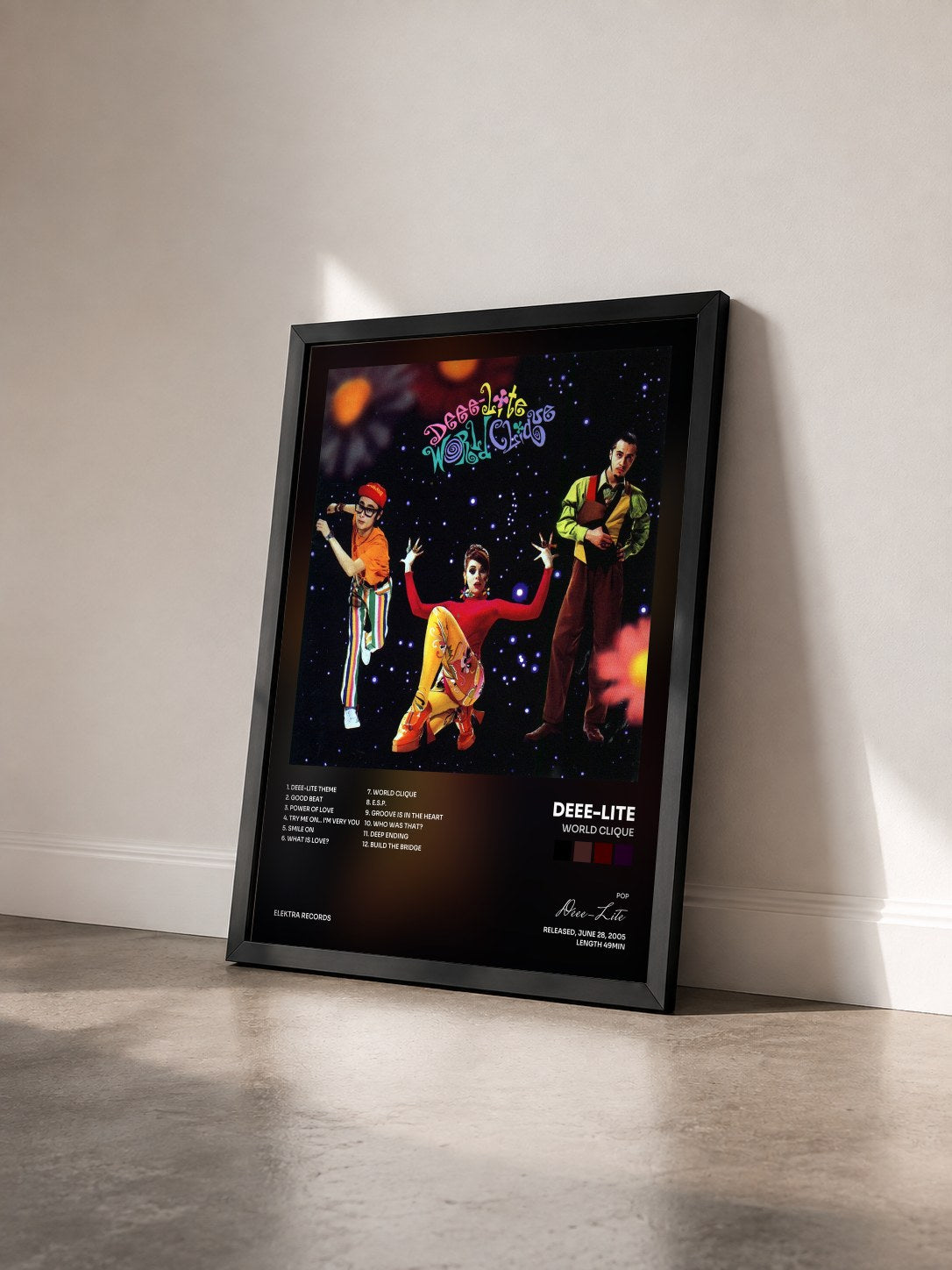 #noir Tableau de l'album World Clique de Deee-Lite vu de trois quarts, cadre noir