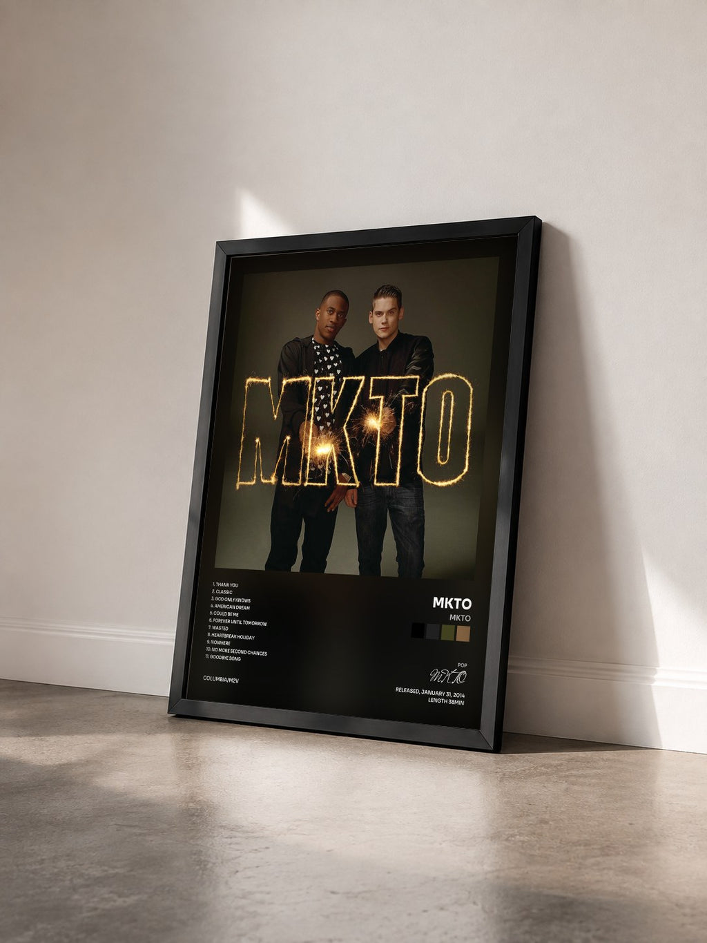#noir Tableau de l'album MKTO de MKTO vu de trois quarts, cadre noir