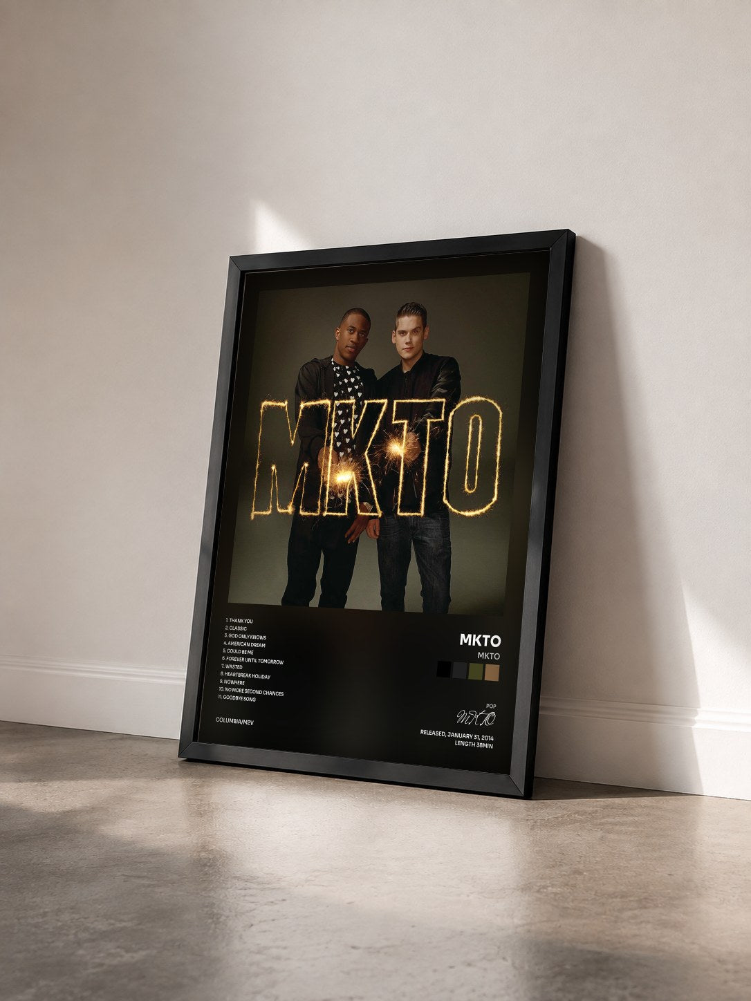 #noir Tableau de l'album MKTO de MKTO vu de trois quarts, cadre noir