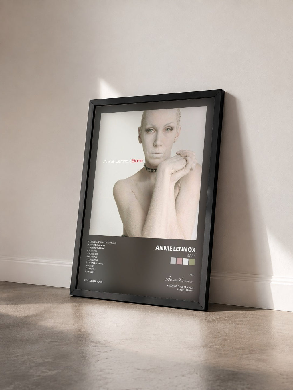 #noir Tableau de l'album Bare de Annie Lennox vu de trois quarts, cadre noir