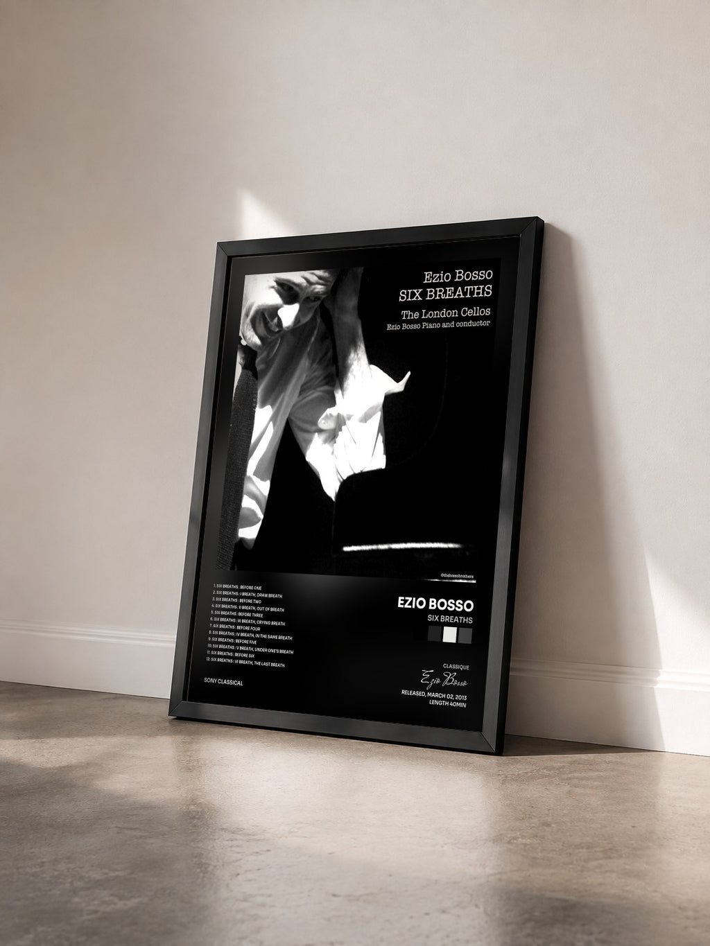 #noir Tableau de l'album Six Breaths de Ezio Bosso vu de trois quarts, cadre noir