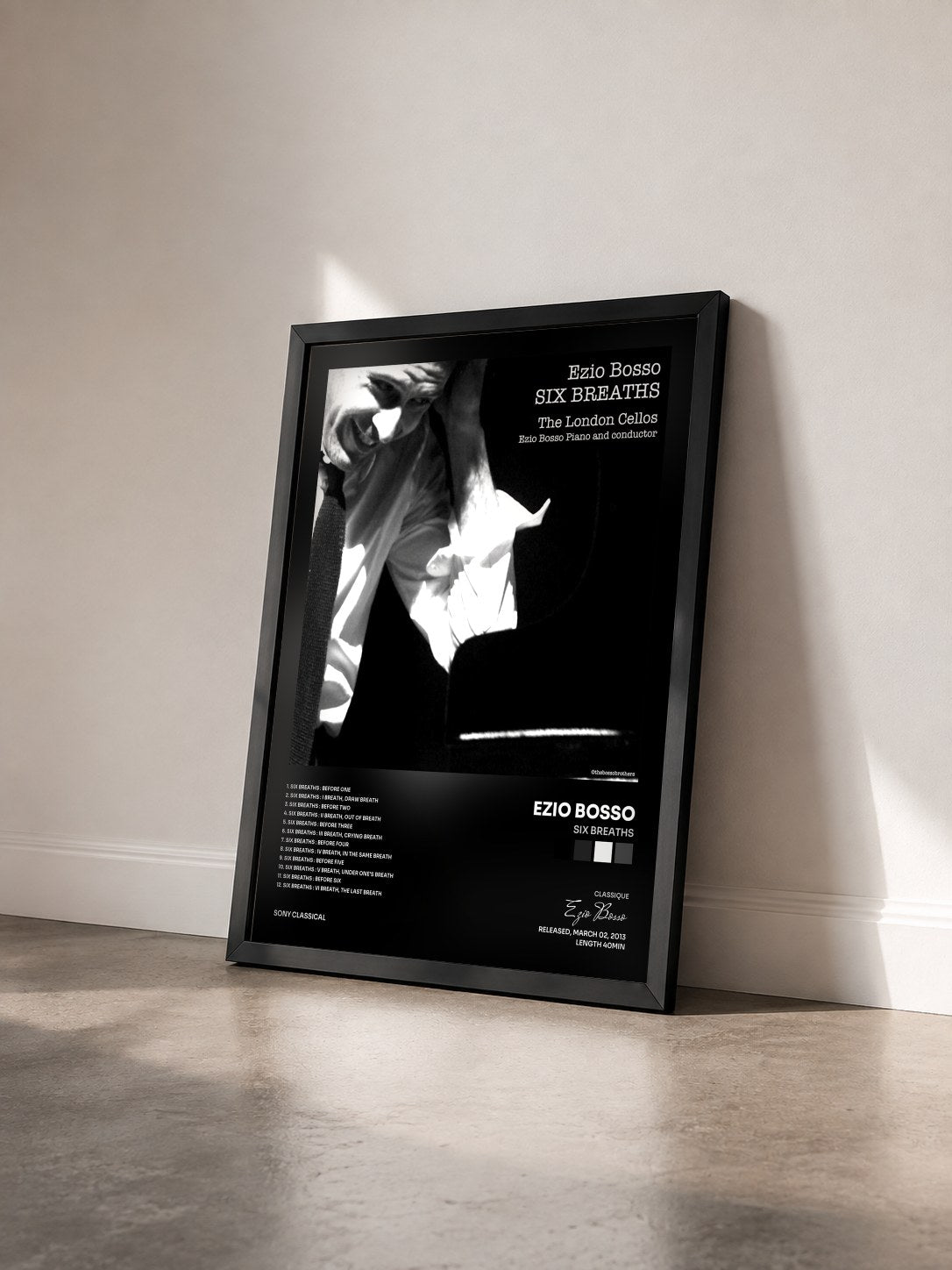 #noir Tableau de l'album Six Breaths de Ezio Bosso vu de trois quarts, cadre noir