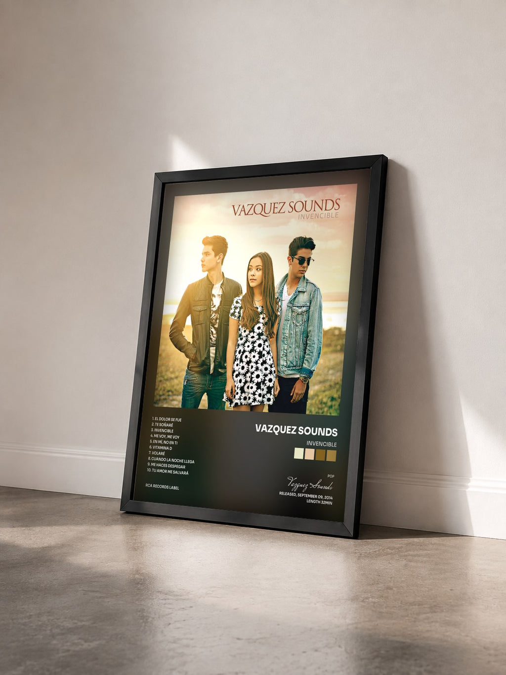#noir Tableau de l'album Invencible de Vazquez Sounds vu de trois quarts, cadre noir