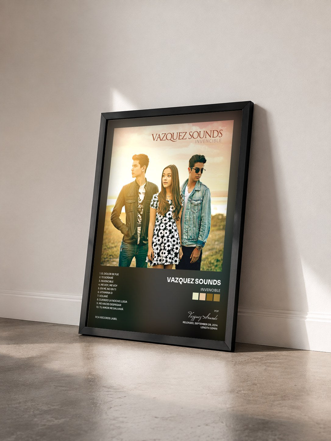 #noir Tableau de l'album Invencible de Vazquez Sounds vu de trois quarts, cadre noir