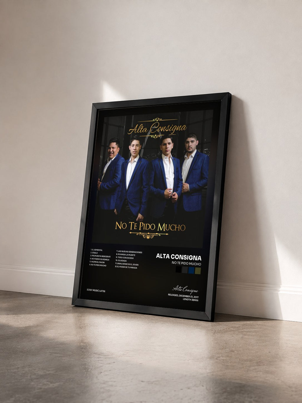 #noir Tableau de l'album No Te Pido Mucho de Alta Consigna vu de trois quarts, cadre noir