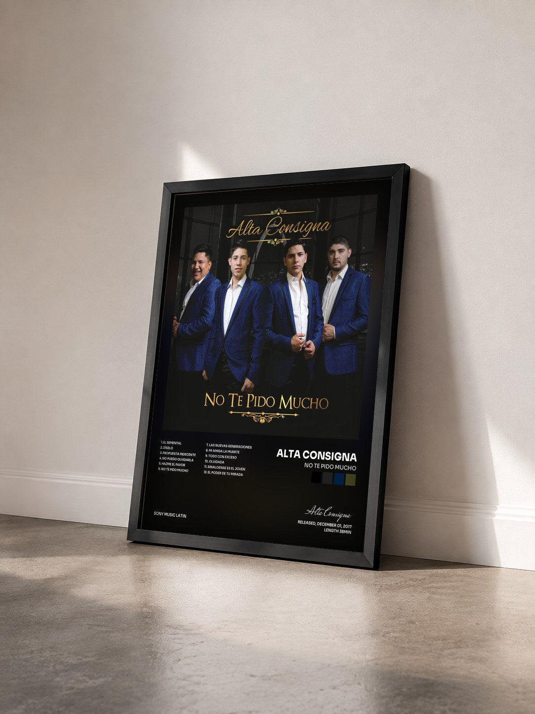 #noir Tableau de l'album No Te Pido Mucho de Alta Consigna vu de trois quarts, cadre noir