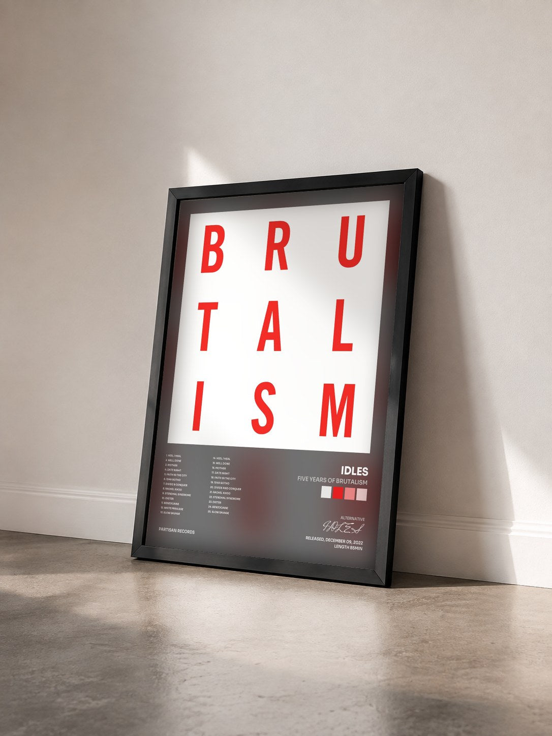 #noir Tableau de l'album Five Years of Brutalism de IDLES vu de trois quarts, cadre noir