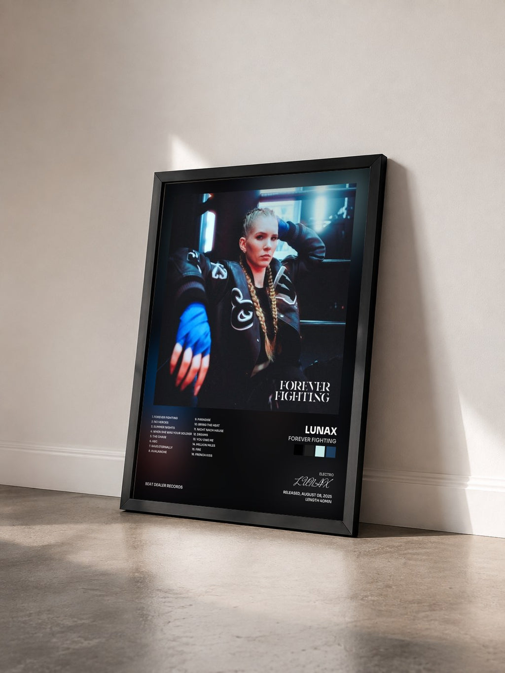 #noir Tableau de l'album Forever Fighting de LUNAX vu de trois quarts, cadre noir