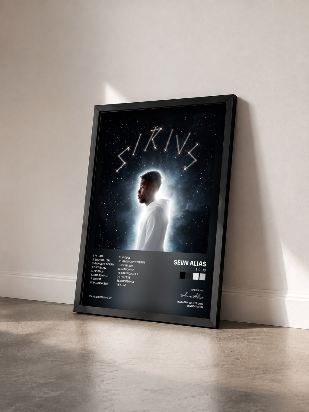 #noir Tableau de l'album SIRIUS de Sevn Alias vu de trois quarts, cadre noir