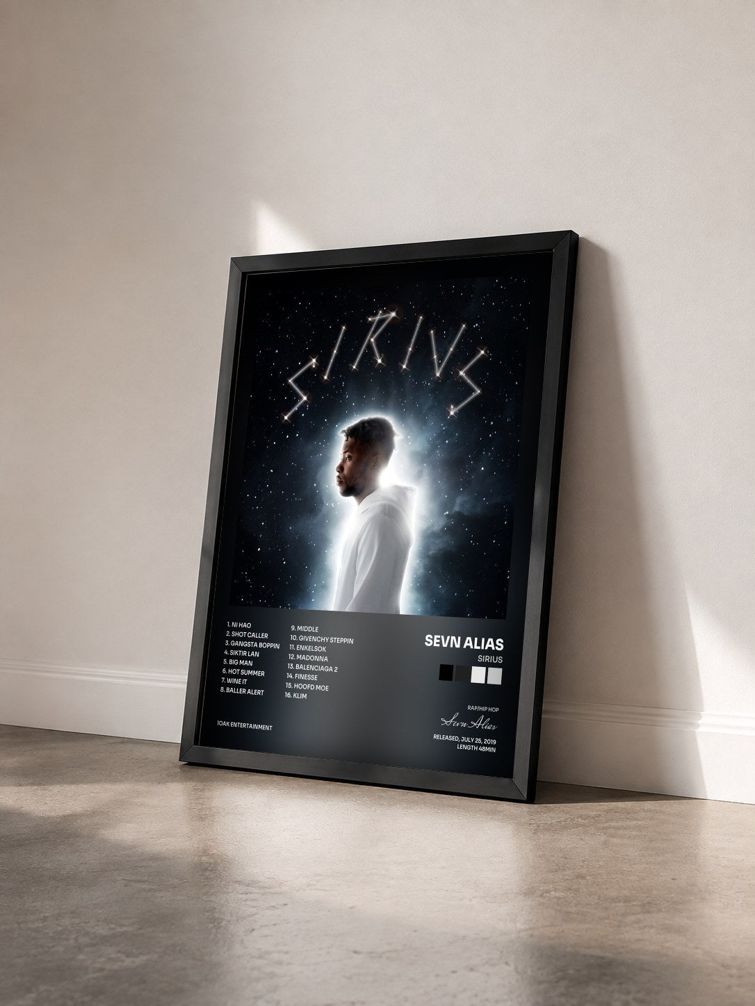 #noir Tableau de l'album SIRIUS de Sevn Alias vu de trois quarts, cadre noir