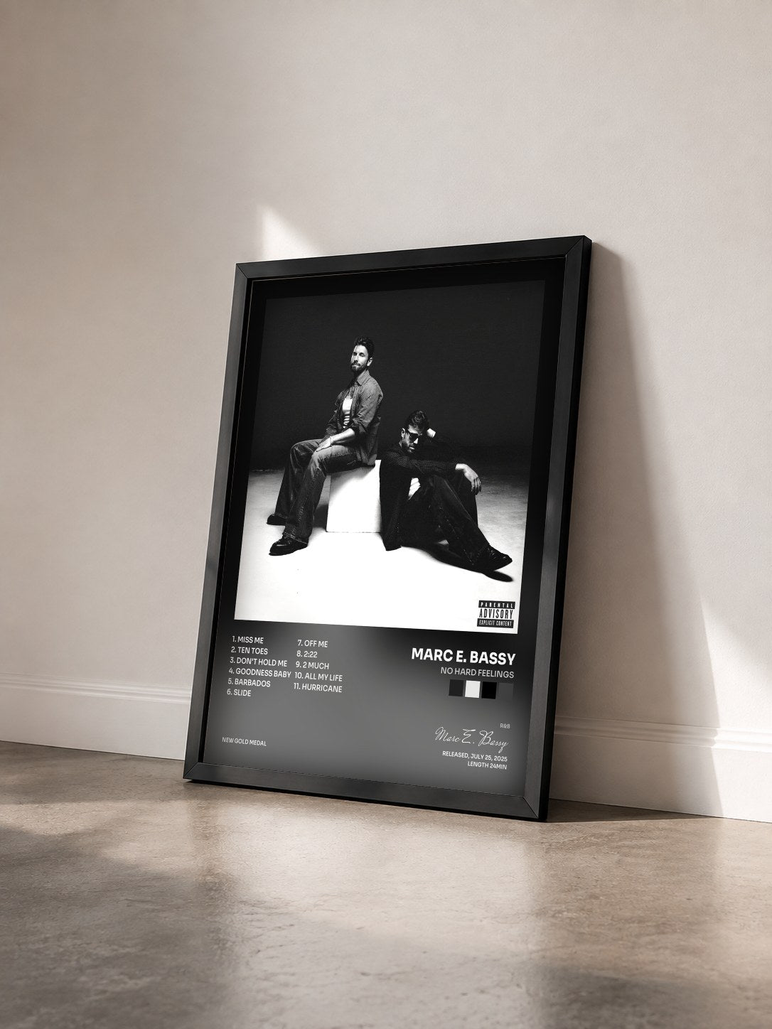 #noir Tableau de l'album NO HArD FEELINGS de Marc E. Bassy vu de trois quarts, cadre noir
