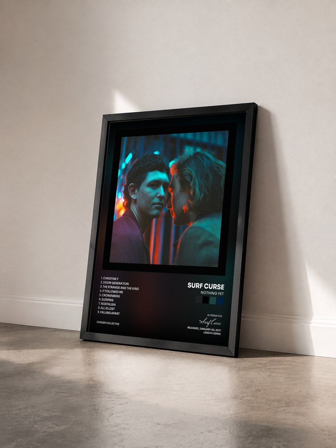 #noir Tableau de l'album Nothing Yet de Surf Curse vu de trois quarts, cadre noir