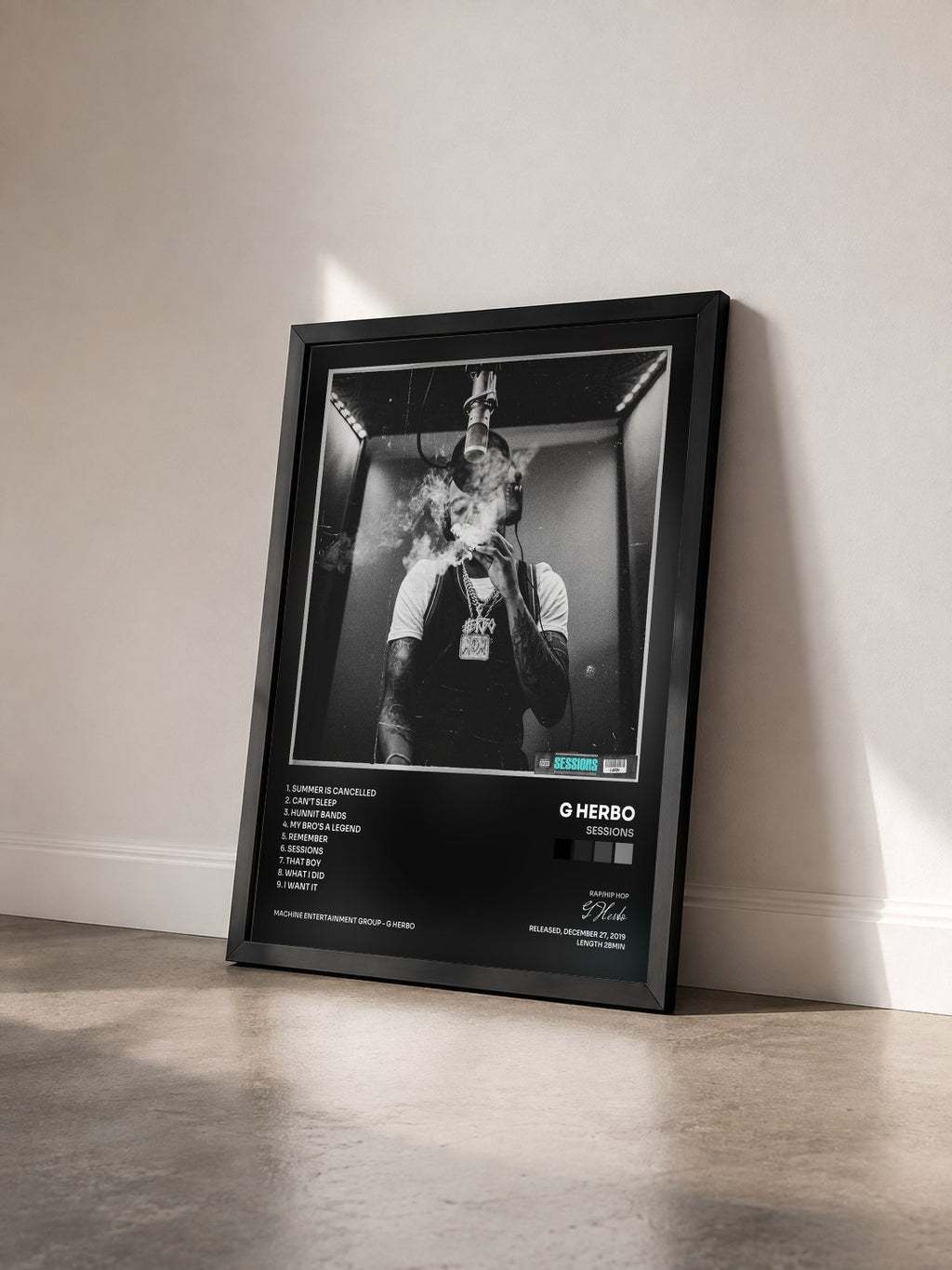 #noir Tableau de l'album Sessions de G Herbo vu de trois quarts, cadre noir