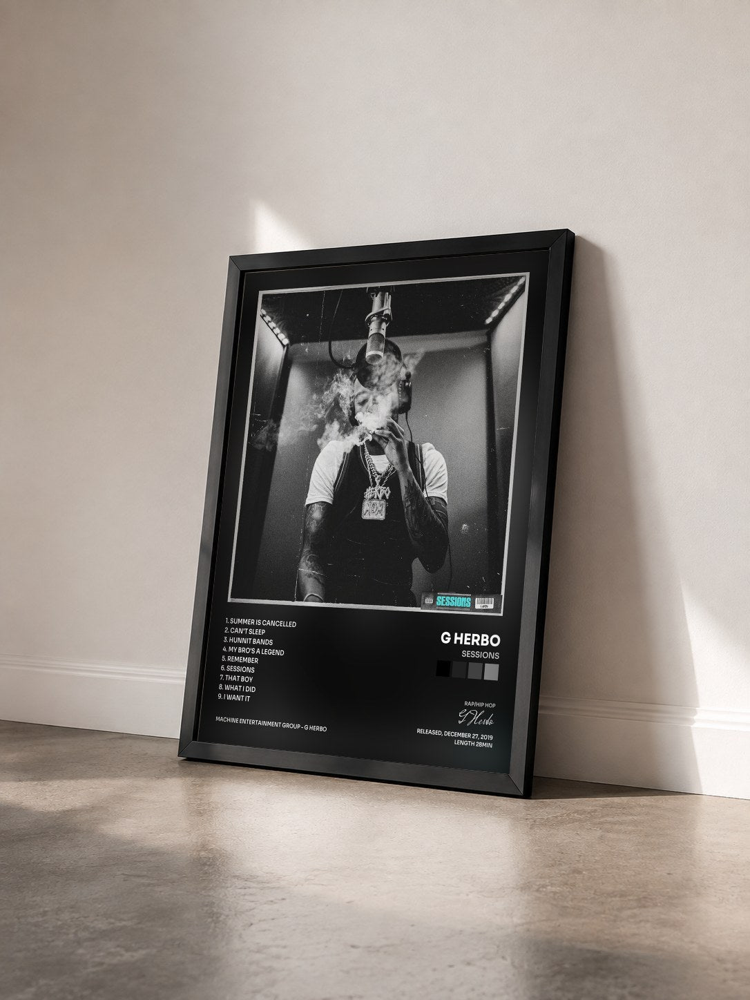 #noir Tableau de l'album Sessions de G Herbo vu de trois quarts, cadre noir