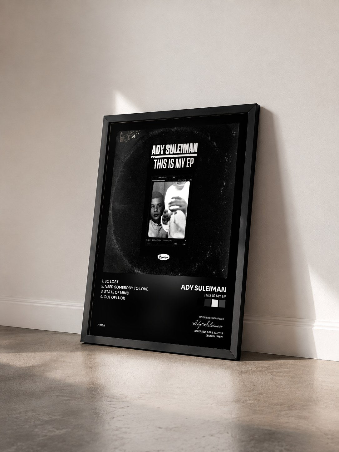 #noir Tableau de l'album This Is My EP de Ady Suleiman vu de trois quarts, cadre noir