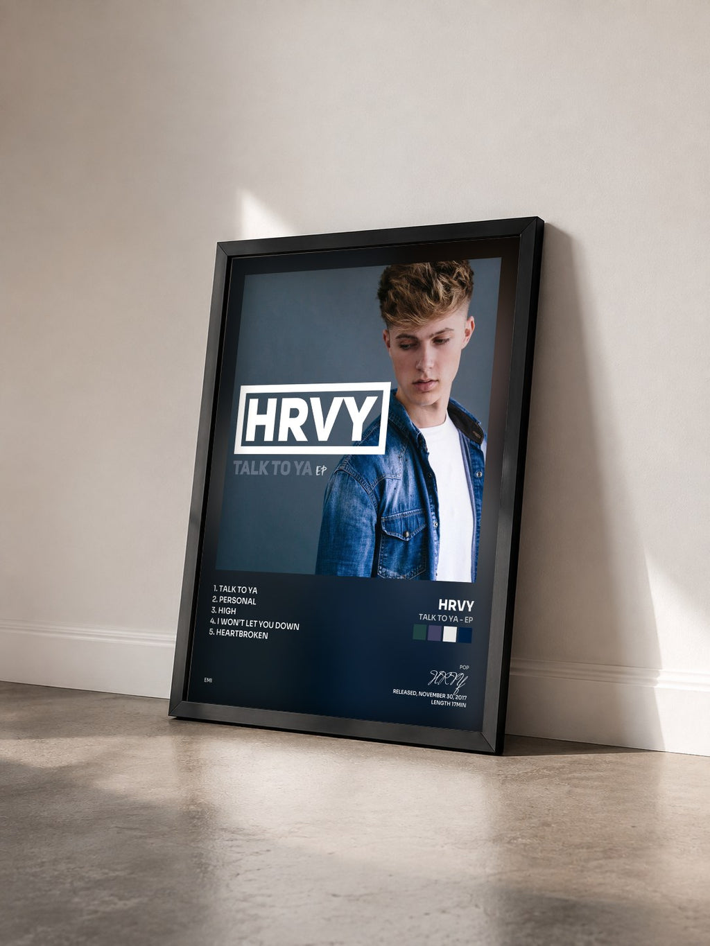 #noir Tableau de l'album Talk To Ya - EP de HRVY vu de trois quarts, cadre noir