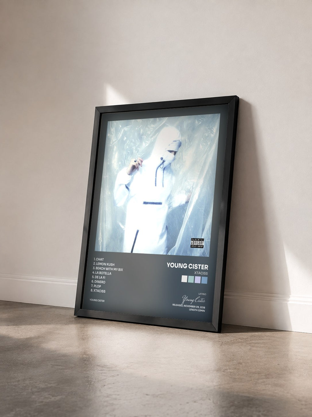 #noir Tableau de l'album Xtaciss de Young Cister vu de trois quarts, cadre noir