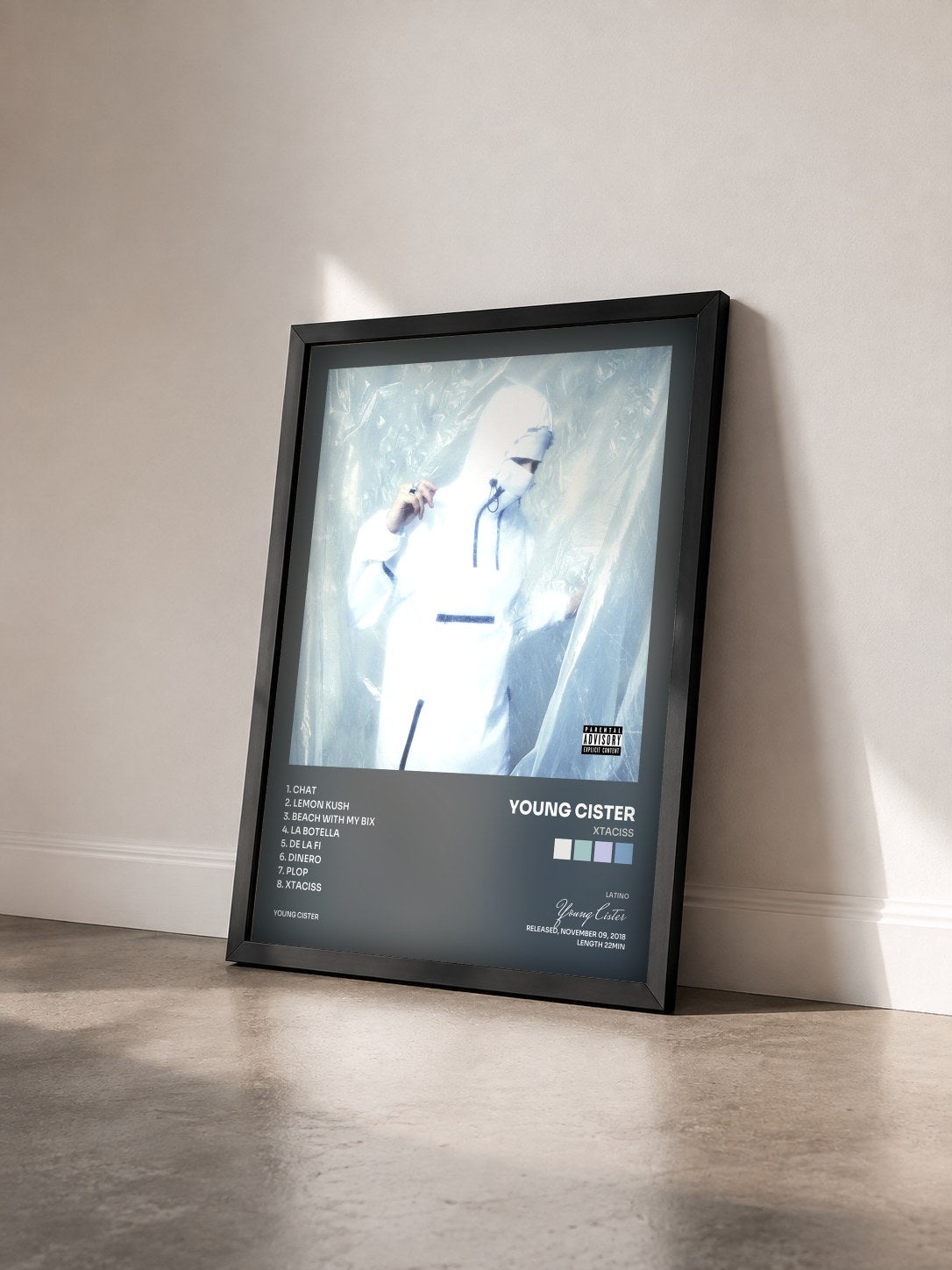 #noir Tableau de l'album Xtaciss de Young Cister vu de trois quarts, cadre noir