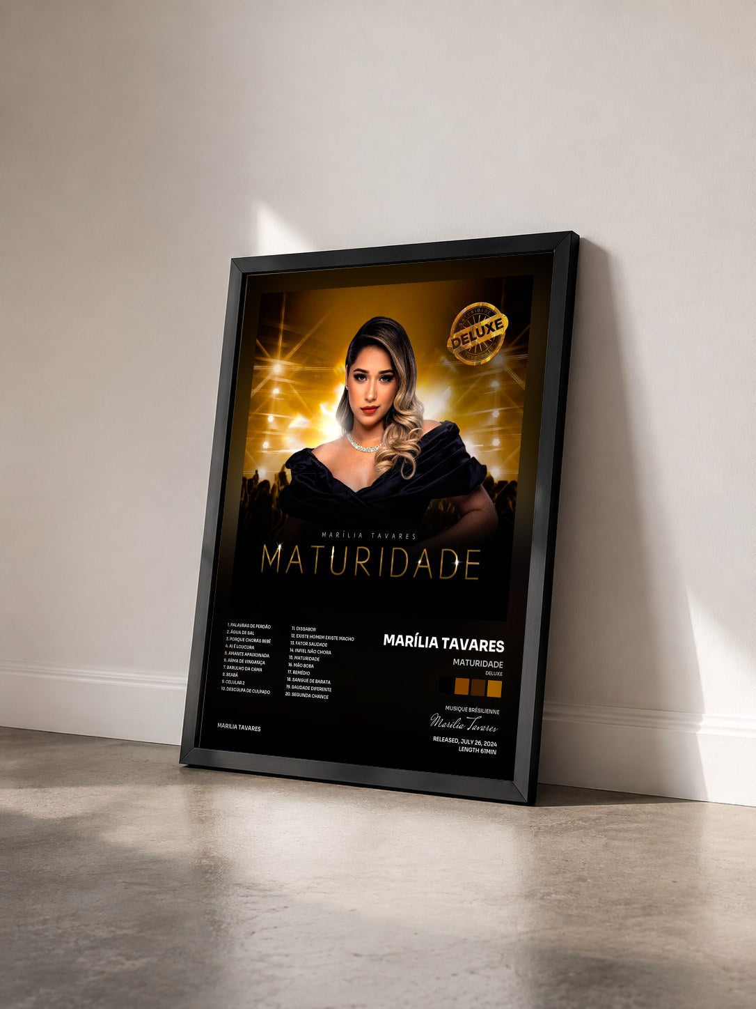 #noir Tableau de l'album Maturidade (Deluxe) de Marília Tavares vu de trois quarts, cadre noir