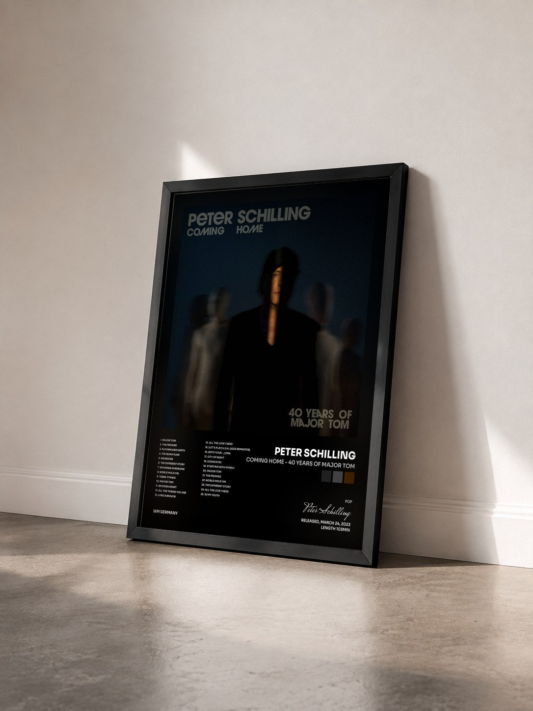 #noir Tableau de l'album Coming Home - 40 Years of Major Tom de Peter Schilling vu de trois quarts, cadre noir