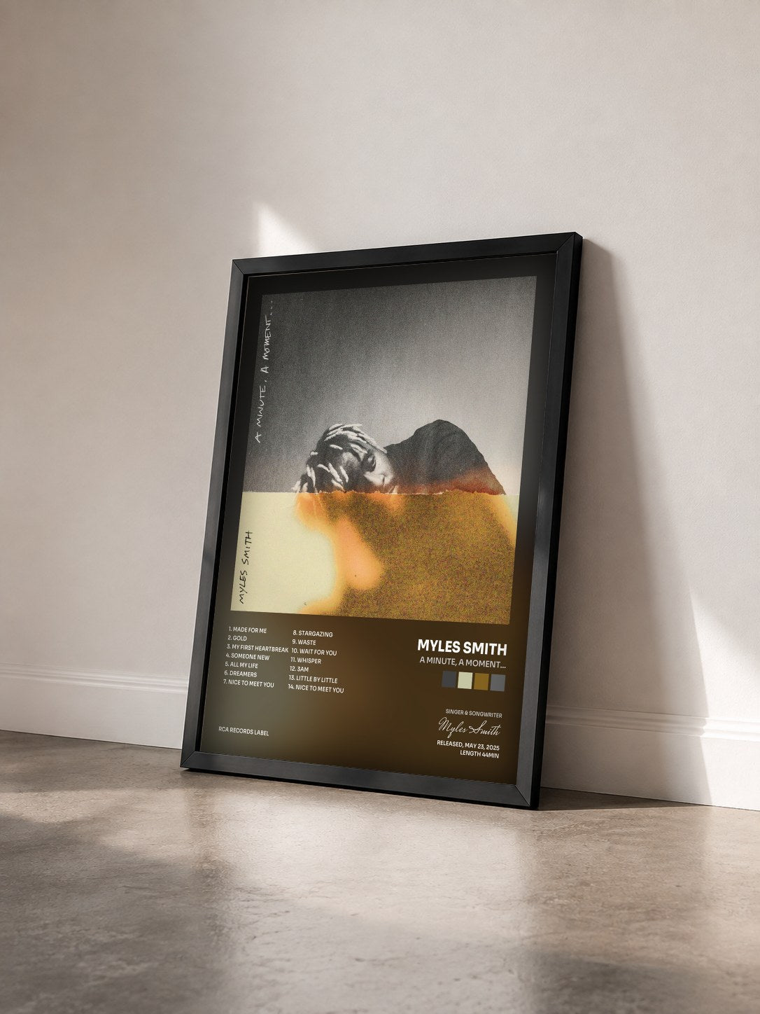 #noir Tableau de l'album A Minute, A Moment... de Myles Smith vu de trois quarts, cadre noir