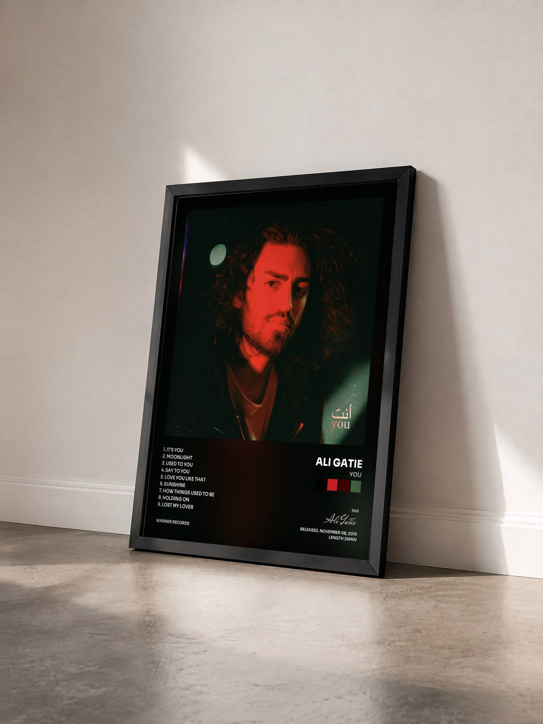 #noir Tableau de l'album YOU de Ali Gatie vu de trois quarts, cadre noir