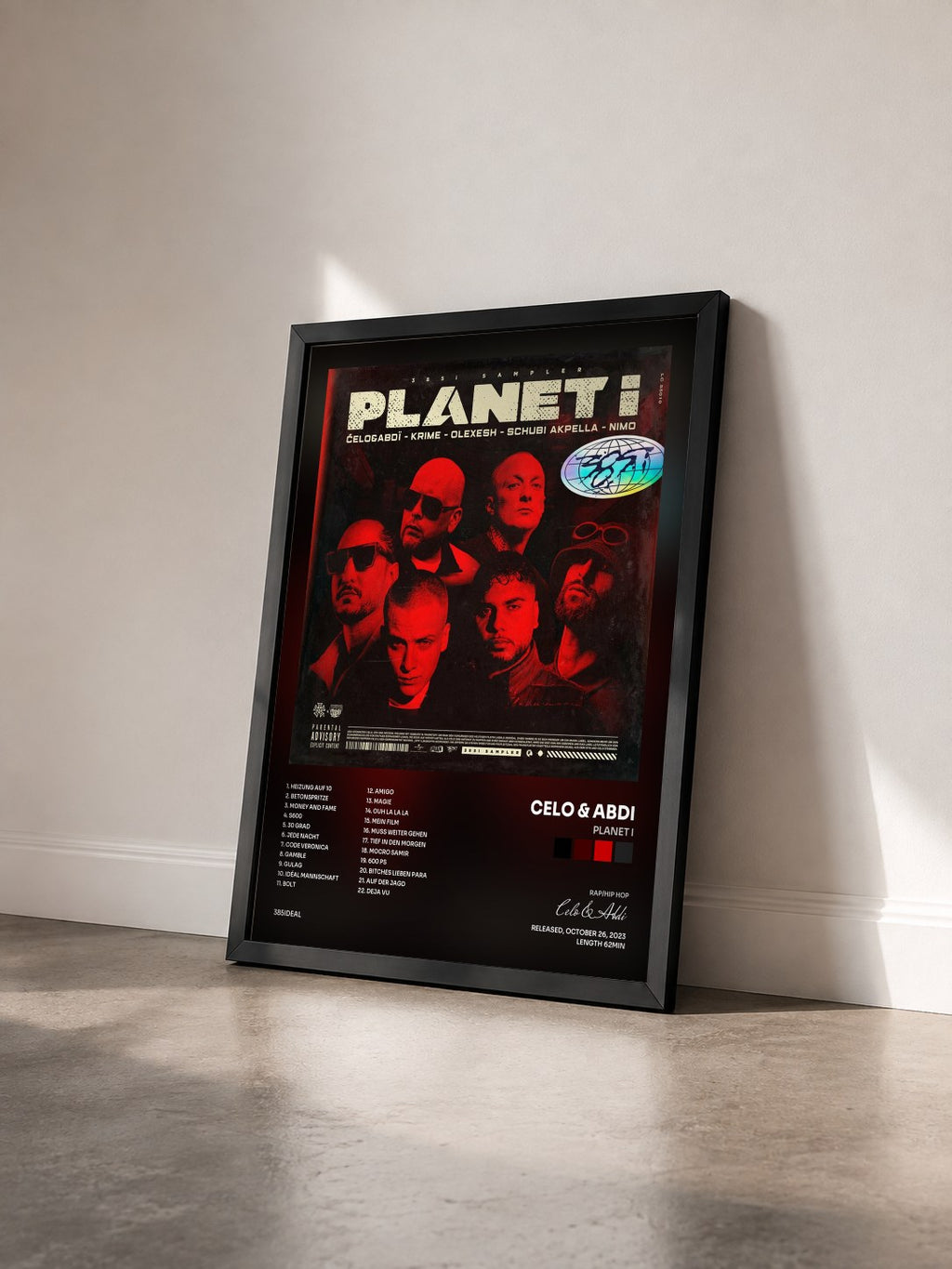 #noir Tableau de l'album PLANET i de Celo & Abdi vu de trois quarts, cadre noir