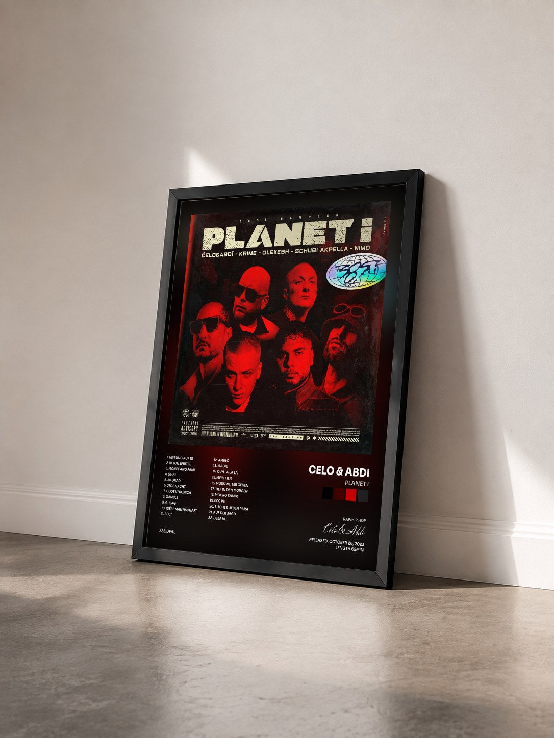 #noir Tableau de l'album PLANET i de Celo & Abdi vu de trois quarts, cadre noir