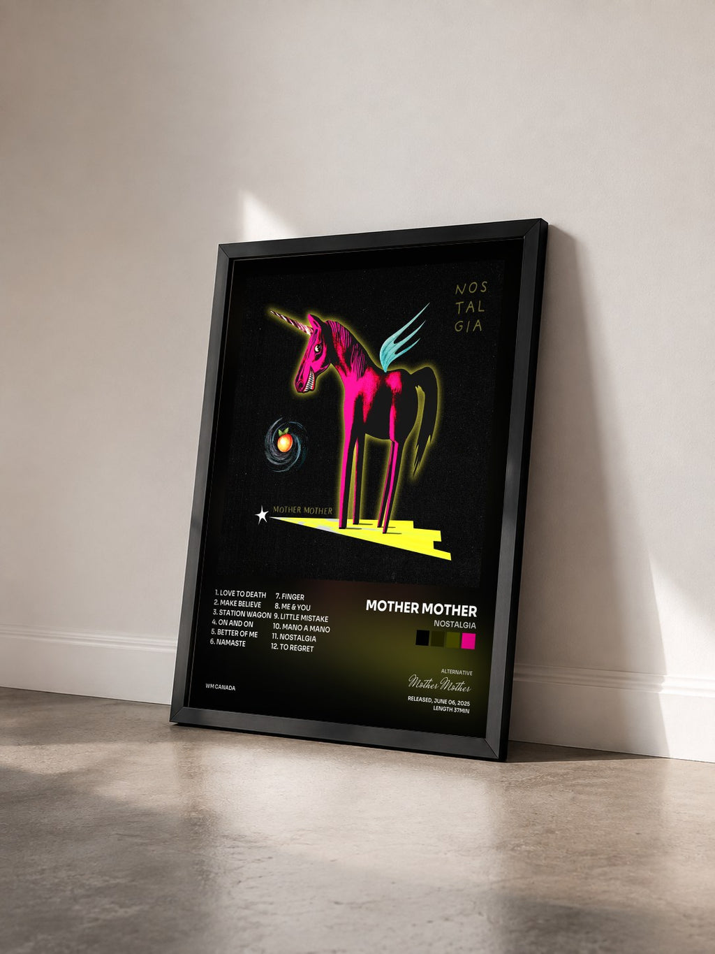 #noir Tableau de l'album Nostalgia de Mother Mother vu de trois quarts, cadre noir