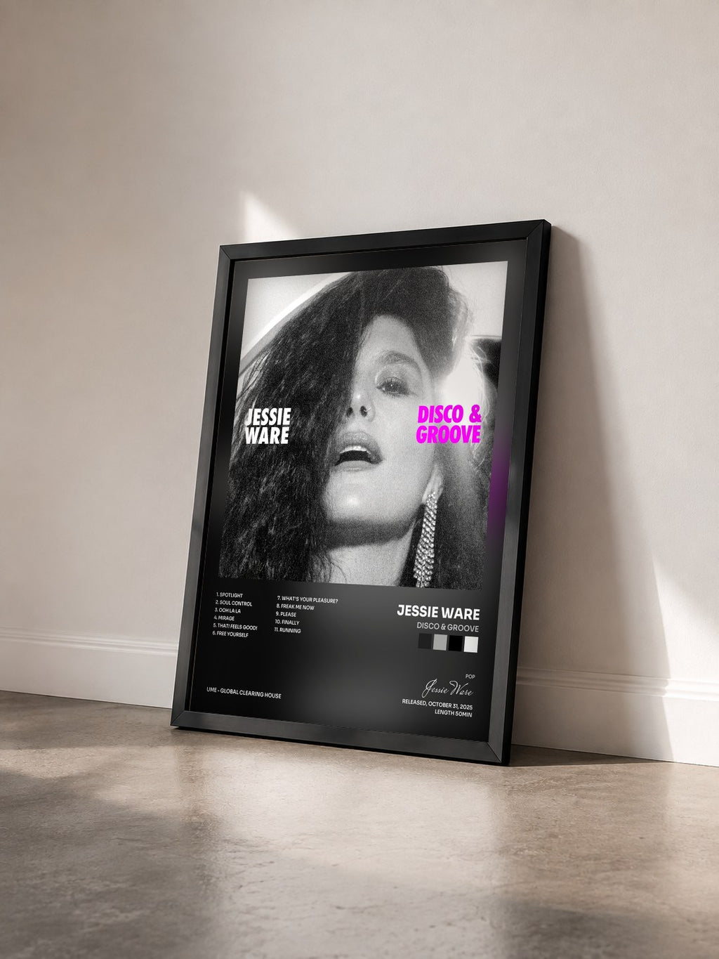 #noir Tableau de l'album Disco & Groove de Jessie Ware vu de trois quarts, cadre noir