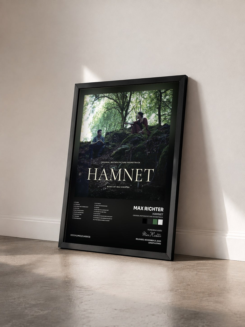 #noir Tableau de l'album Hamnet (Original Motion Picture Soundtrack) de Max Richter vu de trois quarts, cadre noir