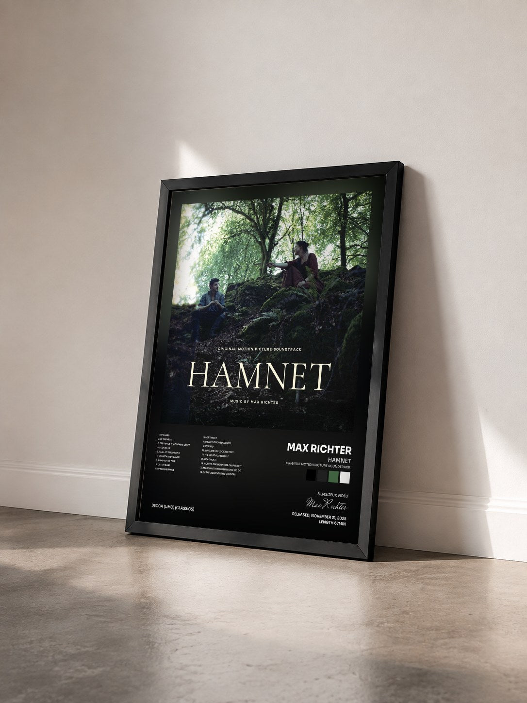 #noir Tableau de l'album Hamnet (Original Motion Picture Soundtrack) de Max Richter vu de trois quarts, cadre noir