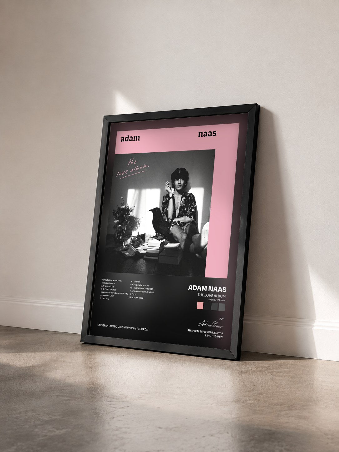 #noir Tableau de l'album The Love Album (Deluxe version) de Adam Naas vu de trois quarts, cadre noir