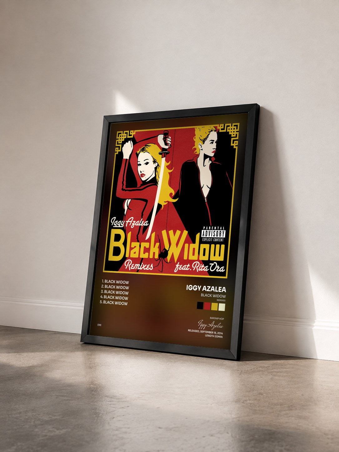 #noir Tableau de l'album Black Widow (Remixes) de Iggy Azalea vu de trois quarts, cadre noir