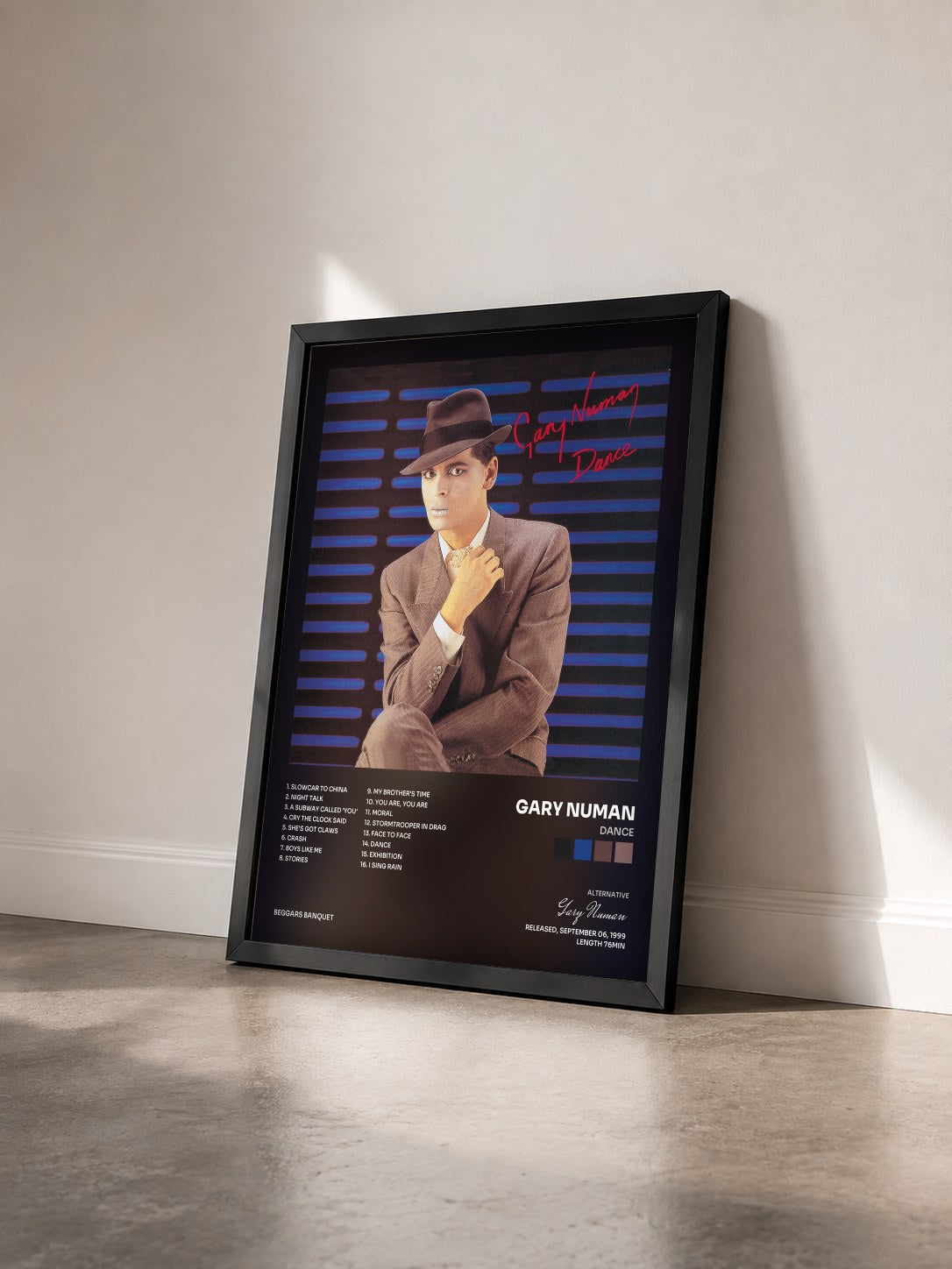 #noir Tableau de l'album Dance de Gary Numan vu de trois quarts, cadre noir