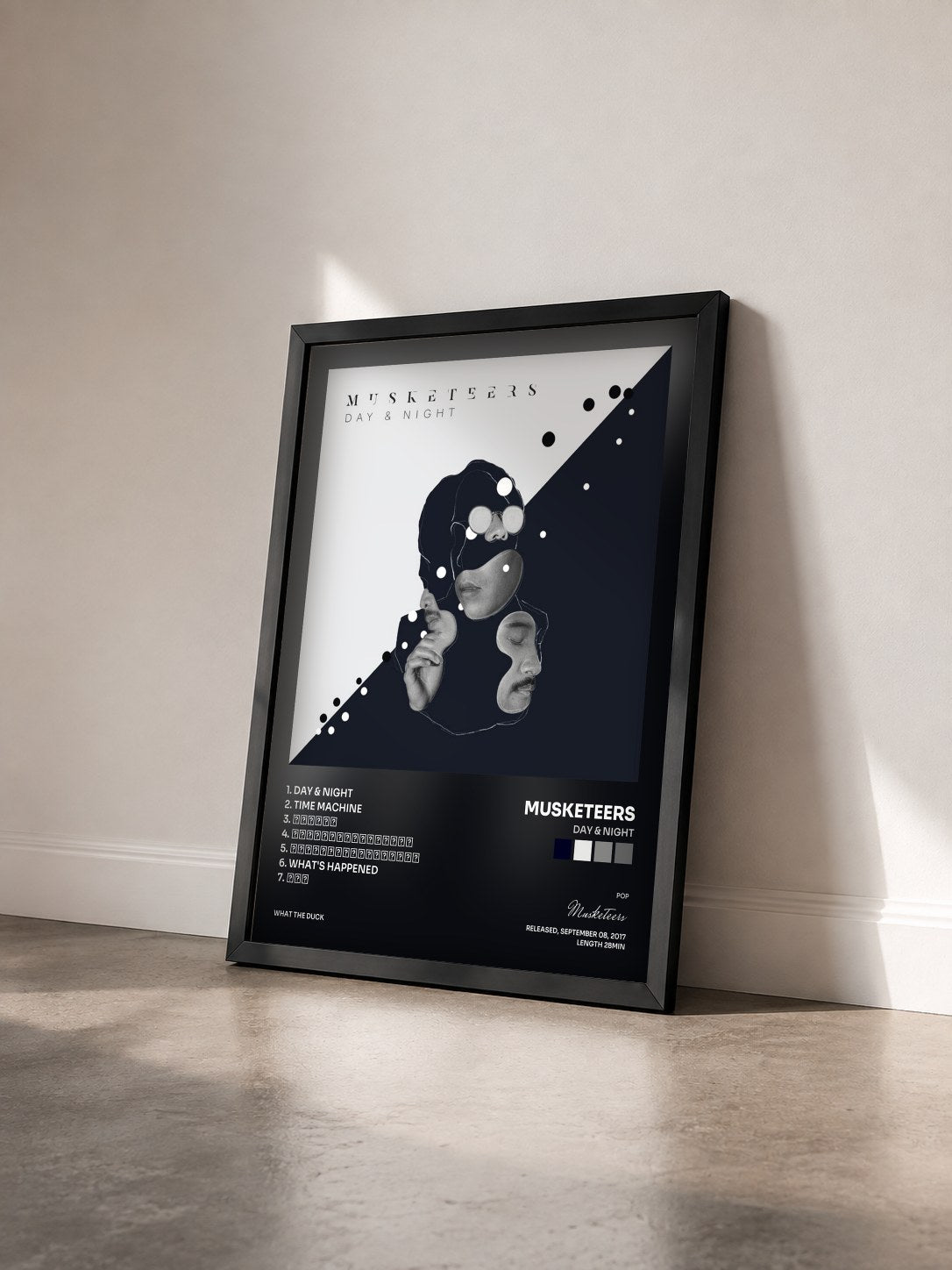#noir Tableau de l'album Day & Night de Musketeers vu de trois quarts, cadre noir