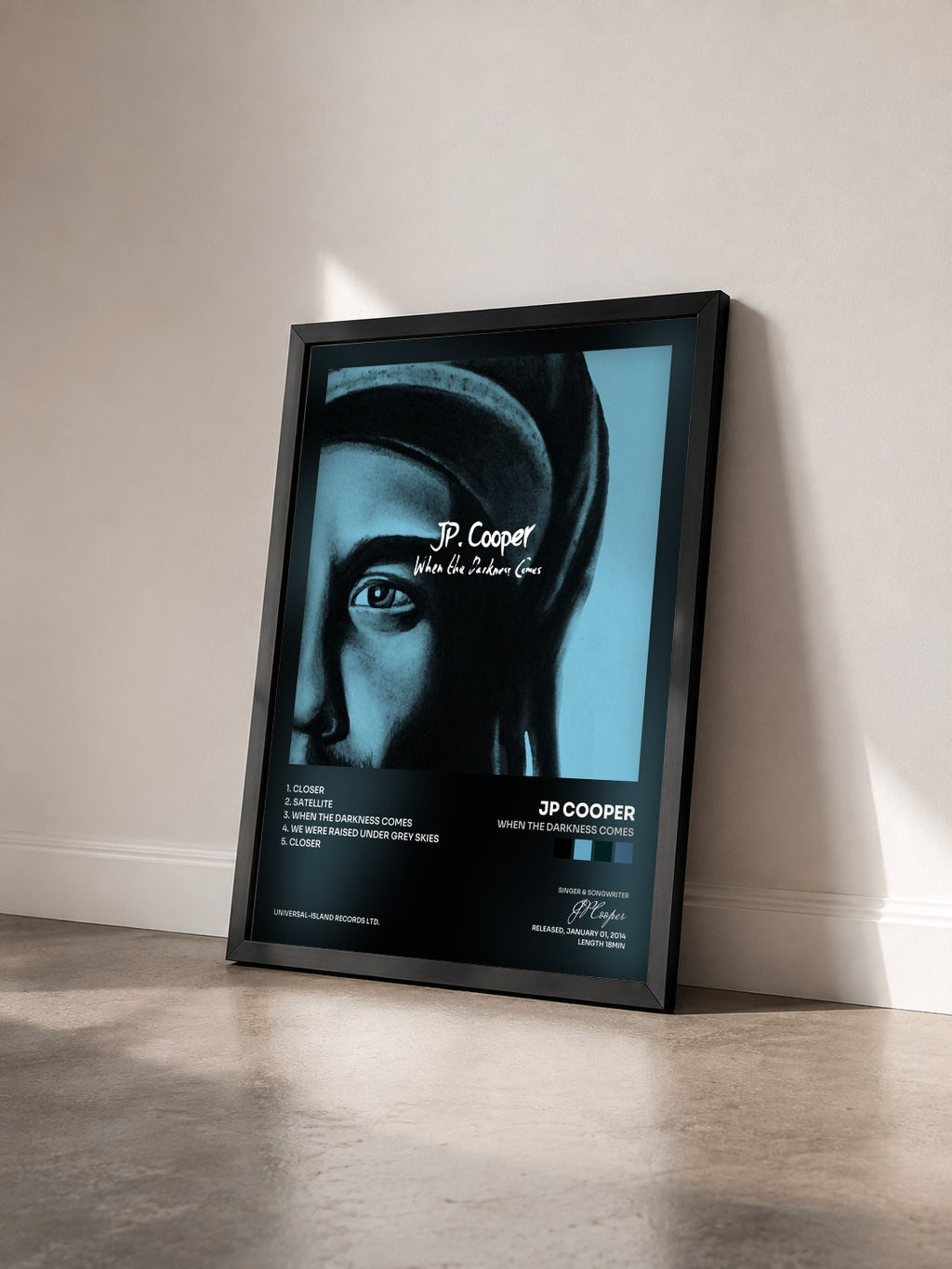 #noir Tableau de l'album When The Darkness Comes de JP Cooper vu de trois quarts, cadre noir