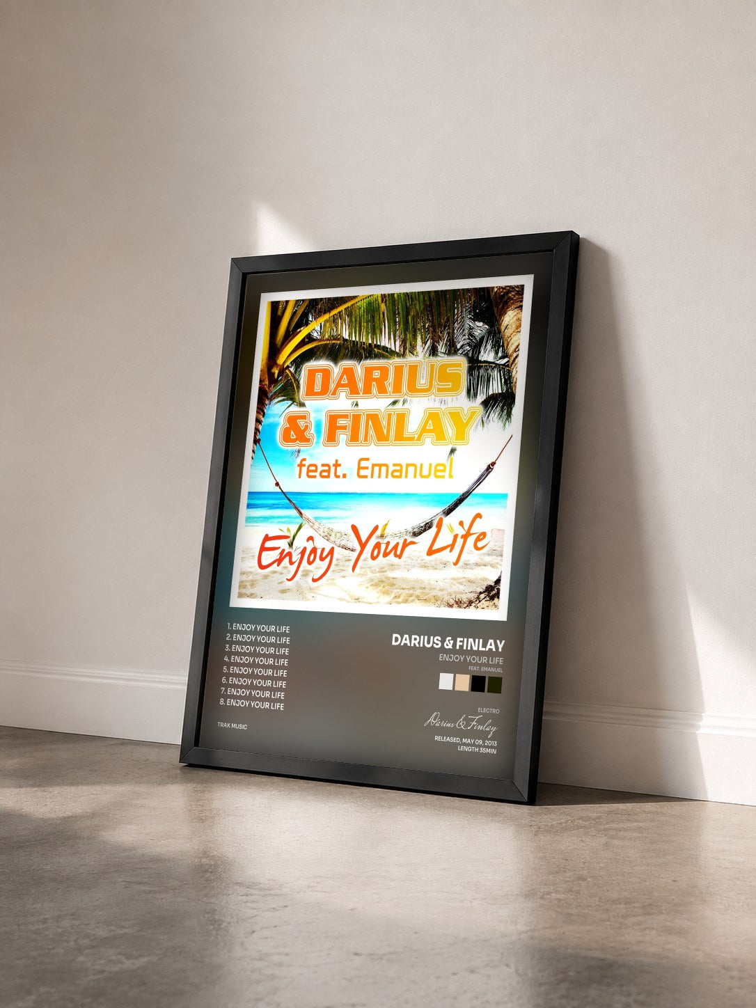#noir Tableau de l'album Enjoy Your Life (feat. Emanuel) de Darius & Finlay vu de trois quarts, cadre noir