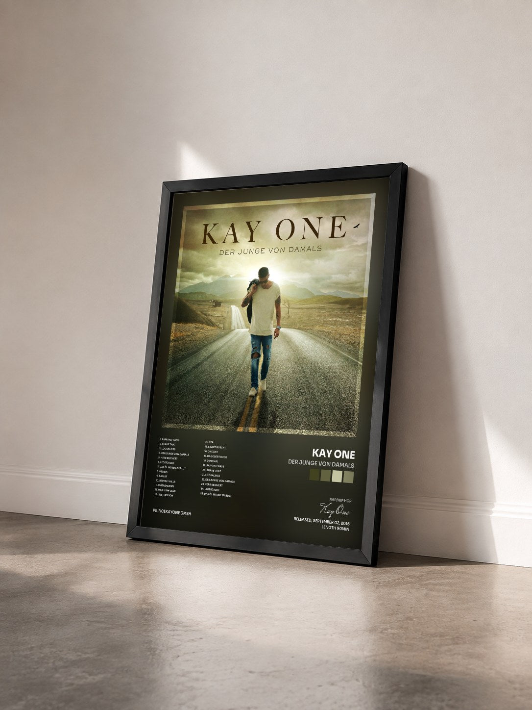 #noir Tableau de l'album Der Junge von damals de Kay One vu de trois quarts, cadre noir